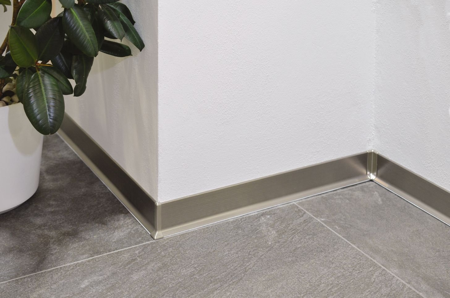 Metal skirting tile trim