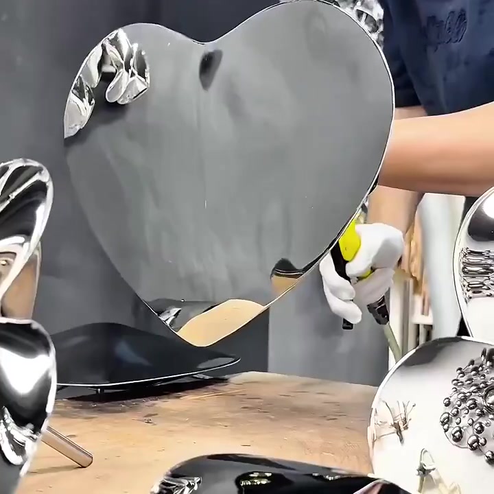 Mirror-polished stainless steel heart sculpture by ARTDSN