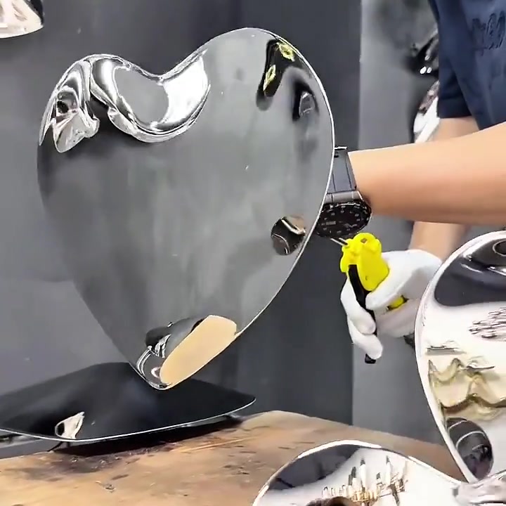 Mirror-finish stainless steel heart production