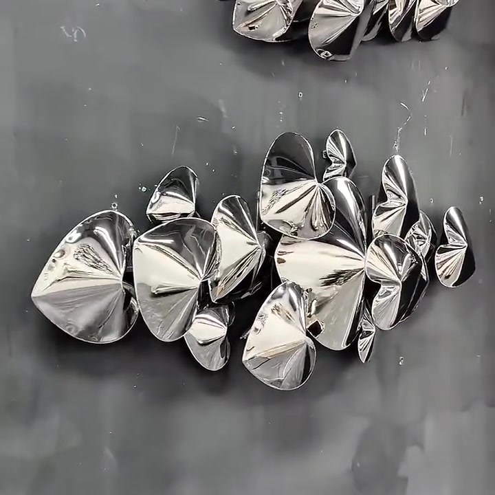 Mirror-finish stainless steel heart production